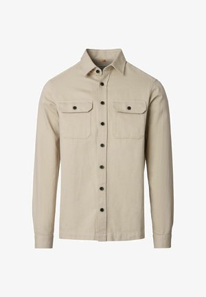 Beige overhemd met lange mouwen en knopen, twee borstzakken, zwarte knopen en een klassieke kraag, weergegeven op een witte achtergrond.