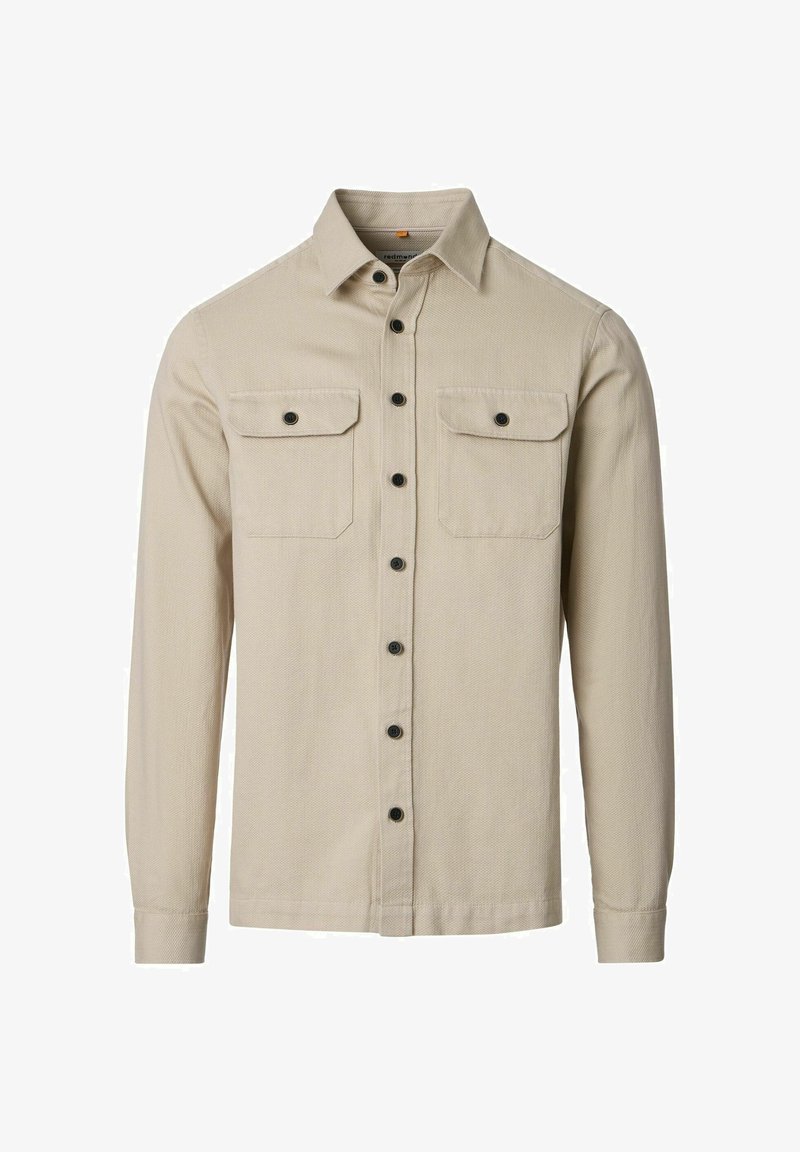 Beige langærmet skjorte med knapper og to brystlommer, sorte knapper og klassisk krave, vist på en hvid baggrund.