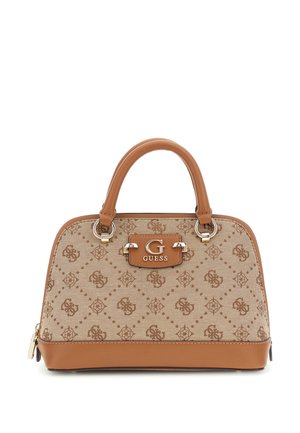 Brązowa i beżowa torebka Guess z monogramowym wzorem, zaokrąglonymi uchwytami, złotymi akcentami oraz metalową plakietką z logo na przodzie.