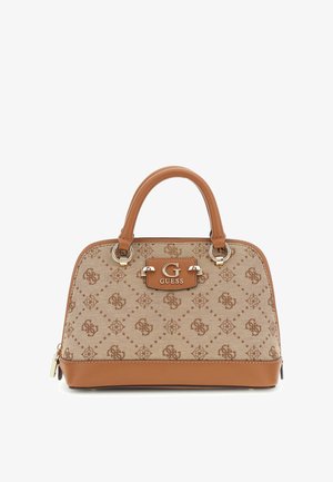 Bolso Guess marrón y beige con patrón de monograma, asas redondeadas, detalles dorados y una placa metálica con el logo en la parte frontal.