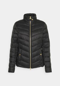 Schwarze Pufferjacke mit hohem Kragen, schrägem Steppmuster, goldenem Reißverschluss und Druckknopfdetails an der Taille und an den Manschetten.