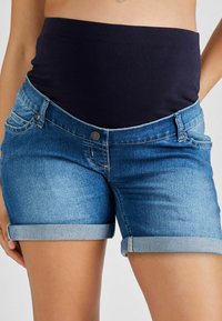 JoJo Maman Bébé MATERNITY - Džinsa auduma šorti - light wash blue