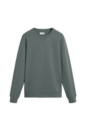Sudadera verde de cuello redondo hecha de tela suave, con mangas largas y puños acanalados. Presenta un discreto logo bordado en el pecho.