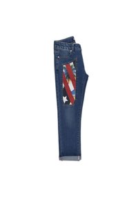 Unos vaqueros de denim azul con un dobladillo doblado, que presentan un gran parche lateral con rayas rojas, palmeras y un diseño de estrella blanca.