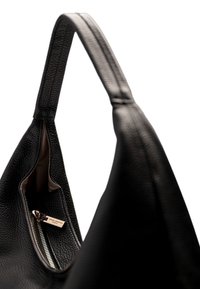 Schwarze Lederhandtasche mit strukturierter Oberfläche, lässigem Design und einem Reißverschlussfach mit einem Metallanhänger innen.