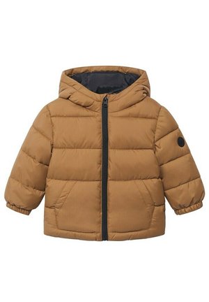 Brązowa ocieplana kurtka dziecięca z kapturem, zamkiem błyskawicznym z przodu, elastycznymi mankietami oraz dwoma przednimi kieszeniami, przedstawiona na białym tle.