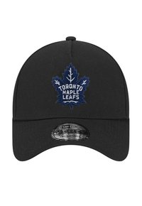 Casquette noire avec une couronne arrondie et un bord plat. Présente un logo brodé bleu des Toronto Maple Leafs à l'avant. Ajustement réglable.