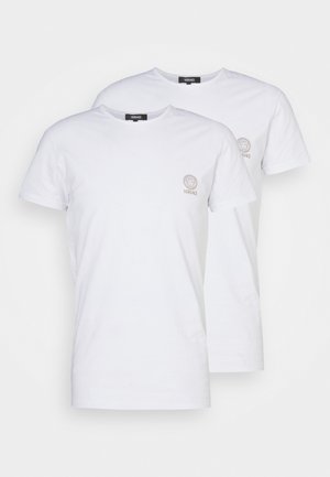 T-shirts en coton blanc avec des manches courtes et un col rond. Chacun présente un petit logo Versace brodé en or sur la poitrine.