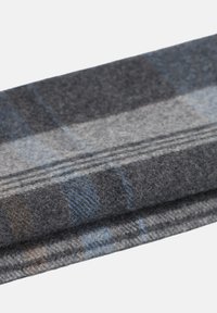 Wełniany szalik w kratę w odcieniach szarości, niebieskiego i brązu. Miękka tekstura i złożony design, eksponujący kontrastowe kolory i linie.