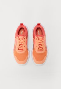 Scarpe sportive arancioni con tomaia in rete, dettagli texturizzati, lacci piatti e suola bianca, dotate di un tab per il tallone per una facile calzata.