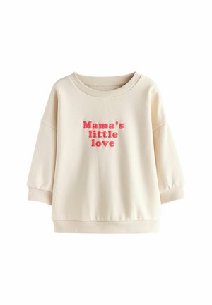Sweatshirt pour tout-petit couleur crème avec texte rouge « Petit amour de maman » centré sur le devant, avec poignets et ourlet côtelés.
