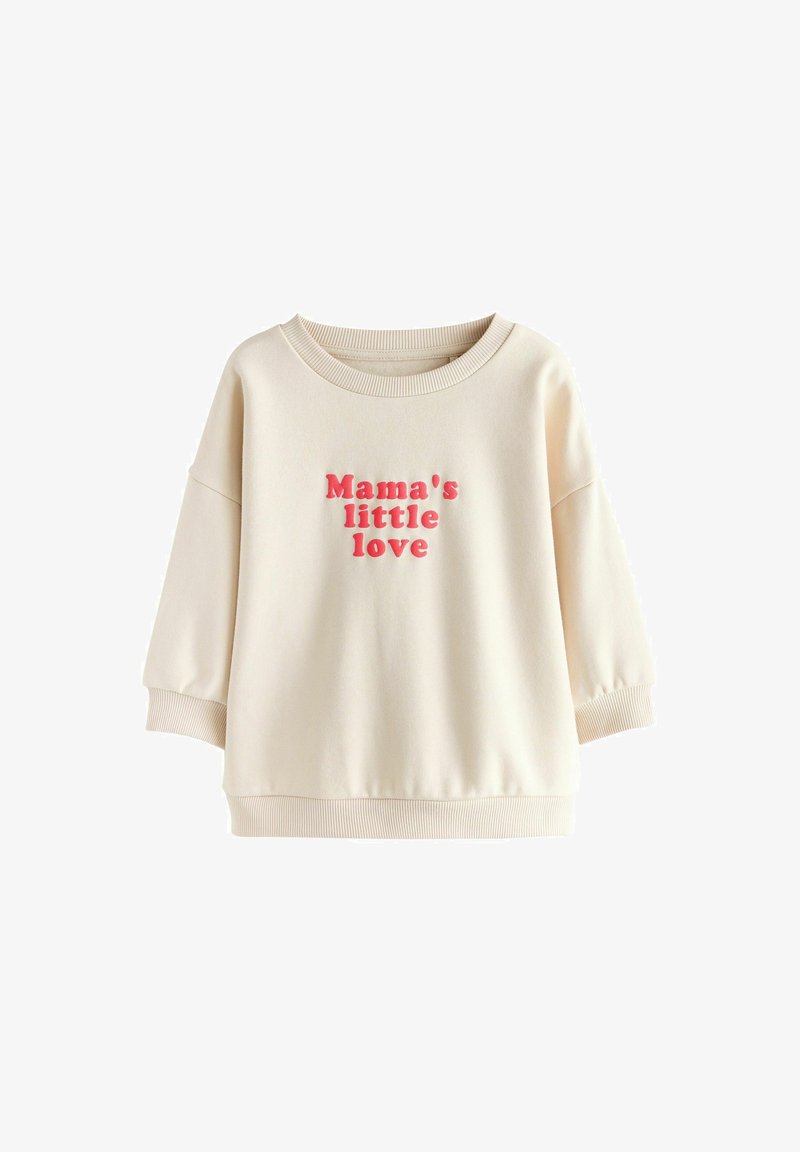 Sweatshirt pour tout-petit couleur crème avec texte rouge « Petit amour de maman » centré sur le devant, avec poignets et ourlet côtelés.
