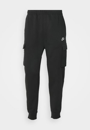 Schwarze Cargo-Jogger aus weichem Stoff, mit elastischem Bund, Seitentaschen und einem kleinen Logo am linken Oberschenkel.