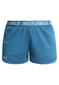Blå mesh-idrottsbyxor med elastisk midja som har "UNDER ARMOUR" i ljusblå bokstäver. Inkluderar sidfickor och en texturerad yta.
