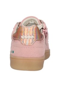 Sneaker en daim rose avec un accent irisé lisse et brillant au talon et une semelle en caoutchouc. Dispose d'un dos texturé et de petites coutures décoratives.
