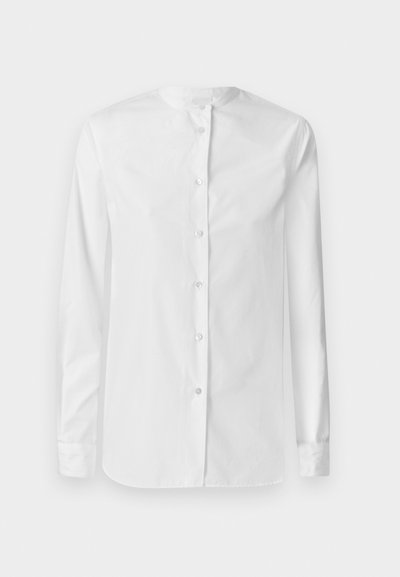 Hvid skjorte med lange ærmer lavet af bomuld, med mandarin krave og frontlukning med knapper. Glat tekstur, skræddersyet pasform, ingen mønstre.