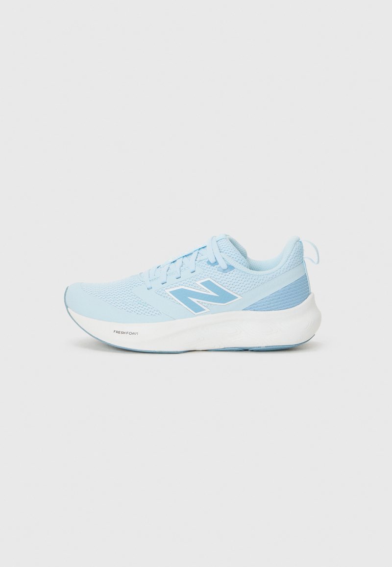 Baskets de course bleu clair avec une tige en maille et une semelle amortissante. Présente un logo blanc saisissant et des lacets, sur un fond uni.