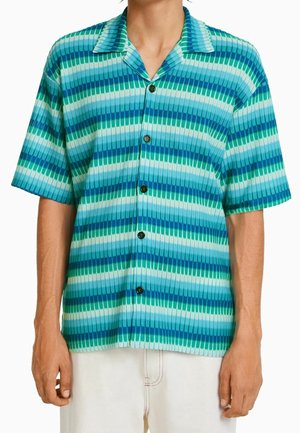 Camisa de botones de manga corta con un patrón a rayas en tonos de azul y verde, con una tela texturizada y un cuello de punta.