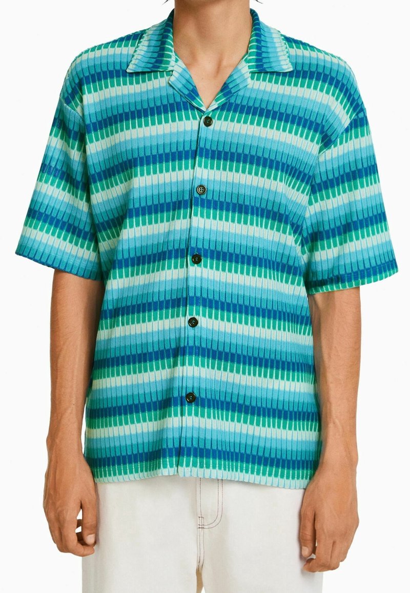 Camicia a maniche corte con colletto in varie tonalità di blu e verde con strisce orizzontali, caratterizzata da bottoni neri e tessuto strutturato.