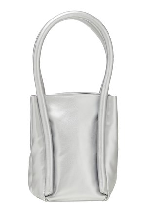 Zilveren leren tote bag met twee lange hengsels, zachte textuur, rechthoekige vorm en minimalistisch ontwerp. Geen zichtbare sluitingen of hardware.
