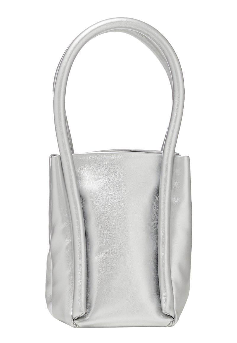 Borsa tote in pelle argentata con due lunghi manici, texture morbida, forma rettangolare e design minimalista. Senza chiusure o hardware visibili.