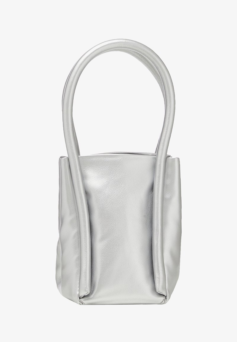 Borsa tote in pelle argentata con due lunghi manici, texture morbida, forma rettangolare e design minimalista. Senza chiusure o hardware visibili.