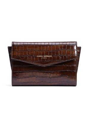 Donkerbruine clutch van krokodillen-geëmbossed leer met klepsluiting en gouden opschrift "ISABEL BERNARD PARIS" aan de voorkant.