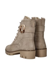 Suède enkellaarsjes in lichtbeige met een chunky hak, vetersluiting en decoratieve band met een transparante gesp. 