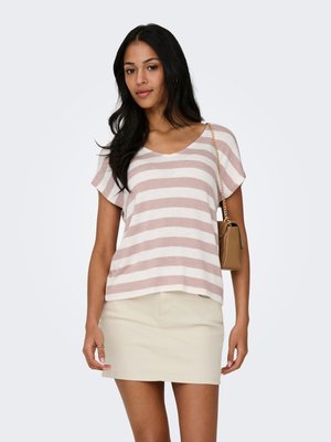 Kvinde med langt mørkt hår iført en lyserød og hvidstribet kortærmet bluse, beige nederdel og bærende en brun skuldertaske.