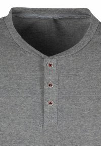 Graues gestreiftes Henley-Shirt mit rundem Kragen, fünf Knopf-Leiste mit grauen Knöpfen und roten Akzenten. Texturiertes Material.