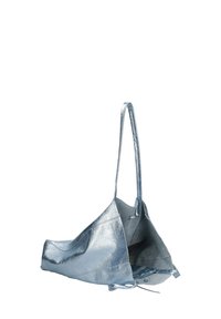 Zilveren metallic tote bag met een minimalistisch ontwerp, een zachte textuur, lange banden en een open bovenkant, met een ruime binnenkant.