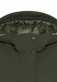 Olivgrüner Jackenkragen mit einer gesteppten Innenseite. Verfügt über Druckknöpfe und verstellbare Zugbänder und zeigt eine glatte Außenoberfläche.