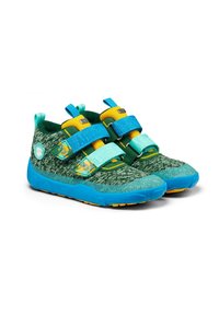 Scarpe sportive per bambini con una tomaia in maglia verde, suola in gomma blu, dettagli gialli e cinturini in velcro blu per una vestibilità regolabile.