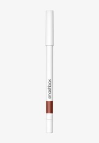Crayon à lèvres de Smashbox, avec un corps blanc, un design rétractable et une pointe brun-rouge. Texture lisse, branding minimal visible.