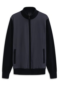 Czarna bomberka w ciemnoniebieskim kolorze z zamkiem z przodu, dopasowanym prążkowanym kołnierzem i kieszeniami po bokach. Korpus ma gładką tkaninę, podczas gdy rękawy są fakturowane.