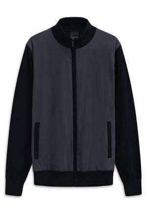 Dunkelblauer Bomberjacke mit Reißverschluss, tailliertem rippenförmigen Kragen und Seitentaschen. Der Körper besteht aus glattem Stoff, während die Ärmel strukturiert sind.