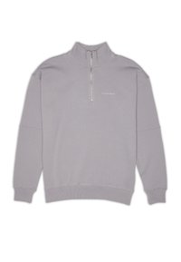 Sudadera de medio cierre en gris claro, hecha de tela suave, con puños y dobladillo acanalados, y un pequeño logo en el pecho.