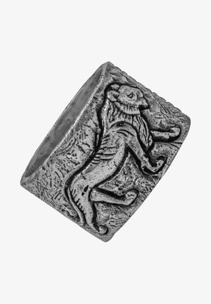 Bague en argent ton sur ton avec un motif de lion texturé, présentant des détails élaborés, une forme arrondie et un large anneau.