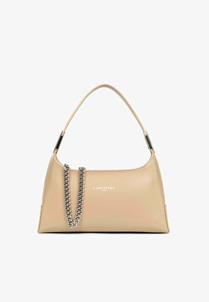 Sac à main en cuir beige avec une silhouette courbée, accent en chaîne argentée et logo embossé. Texture lisse avec un design structuré.
