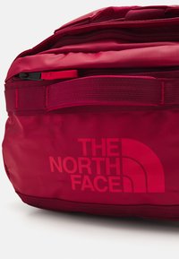 The North Face BASE CAMP VOYAGER DUFFEL 32L UNISEX - Hétvégi táska - beetroot/ed