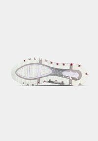 Semelle de chaussure avec une semelle extérieure en caoutchouc blanc flexible et texturé, présentant un design à motifs et de petites accents rouges près du talon et de l'avant-pied.