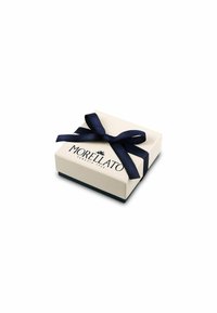 Scatola regalo color crema con un nastro blu navy e una base scura, con il logo "MORELLATO VENEZIA 1930" sulla parte superiore.