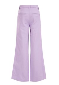 Kalhoty s vysokým pasem v levandulové barvě, širokého střihu, s poutky na pásek a dvěma zadními kapsami, zobrazené zezadu na bílém pozadí.