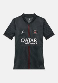 Juodas marškinėlis su vertikaliomis juostomis, trumpos rankovės ir V formos iškirpte. Ant jo yra raudona centrinė juosta, Jordan logotipas ir Qatar Airways prekės ženklas.