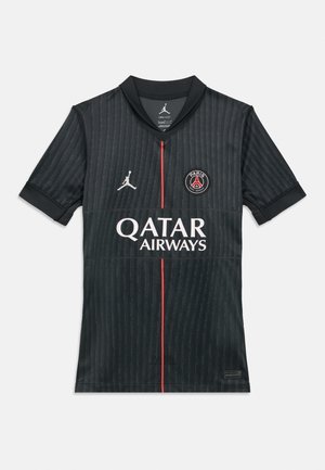 Camisola preta com riscas verticais, mangas curtas e decote em V. Apresenta uma risca vermelha ao centro, logótipo da Jordan e marca da Qatar Airways.