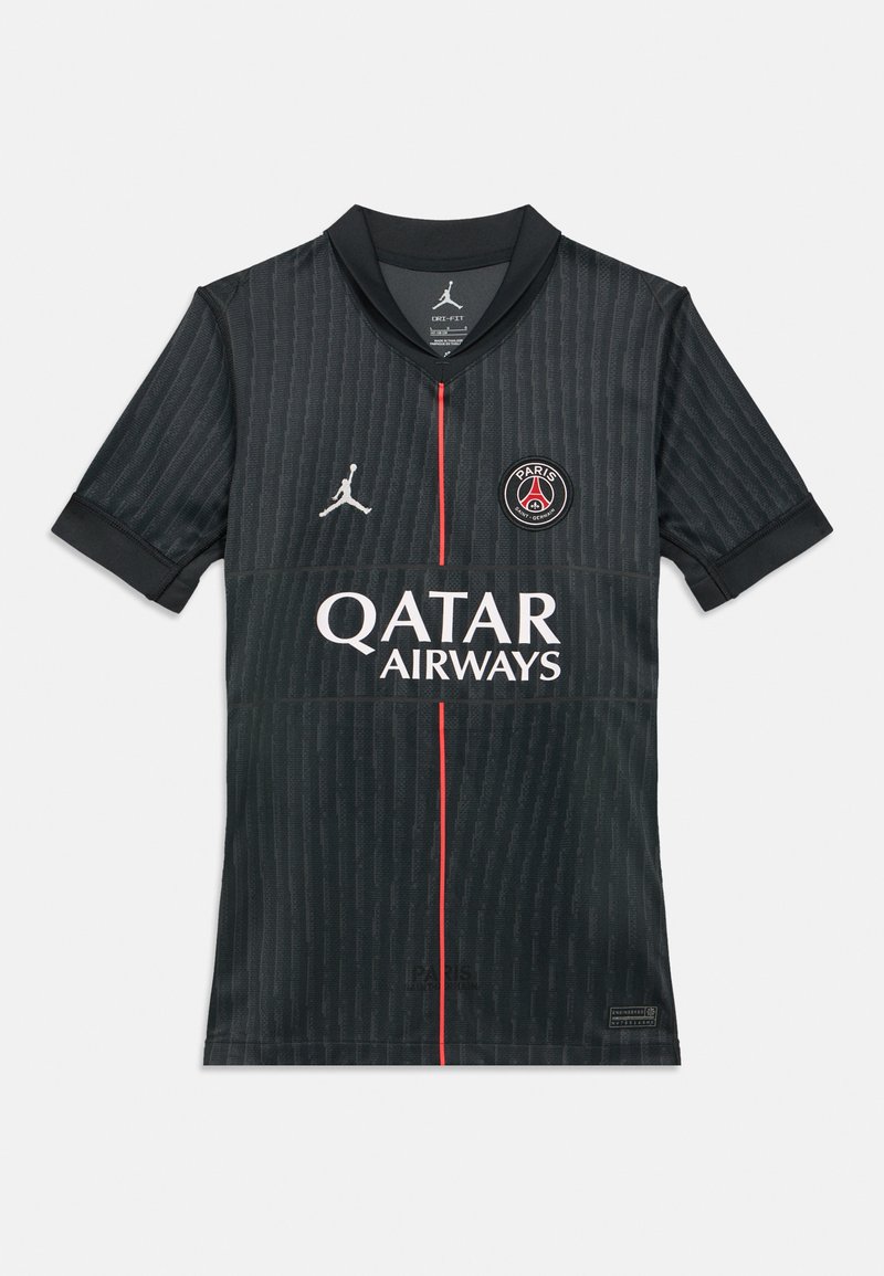 Juodas marškinėlis su vertikaliomis juostomis, trumpos rankovės ir V formos iškirpte. Ant jo yra raudona centrinė juosta, Jordan logotipas ir Qatar Airways prekės ženklas.