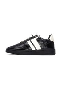 Zapatillas de cuero negras con acabado texturizado, con rayas blancas, diseño de cordones y una suela de goma negra.