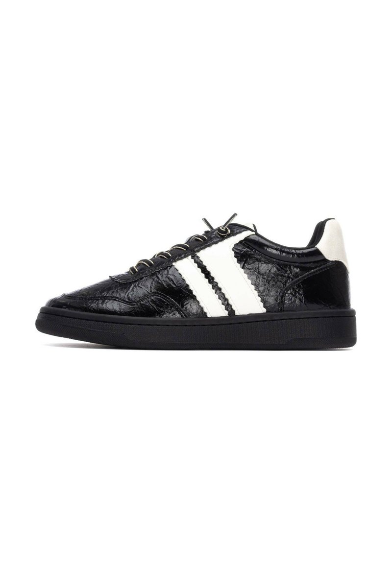 Zapatillas de cuero negras con acabado texturizado, con rayas blancas, diseño de cordones y una suela de goma negra.