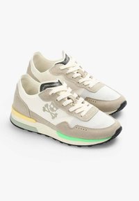 Beżowe i kremowe sneakersy z siateczkowymi i zamszowymi teksturami. Posiadają zieloną i żółtą podeszwę oraz logo czaszki z boku. Zawiązywany fason.