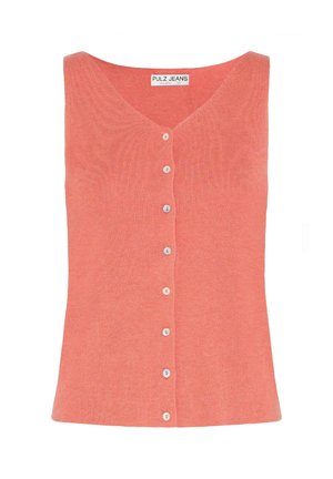 Gilet sans manches corail avec un décolleté en V profond, comportant une rangée de petits boutons blancs sur le devant et un tissu en tricot texturé.